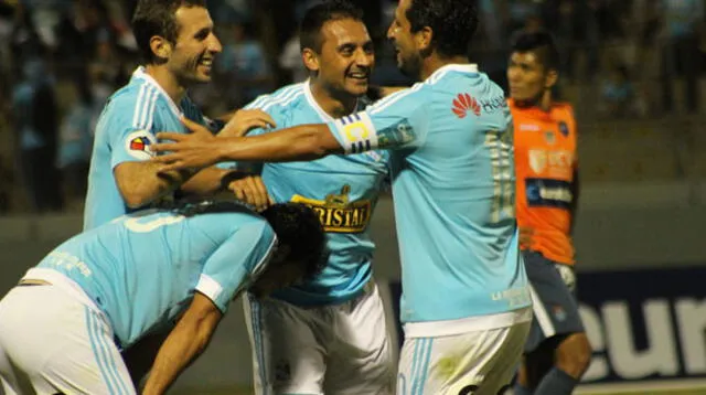 Sheput celebra el primer gol de cristal en Trujillo.