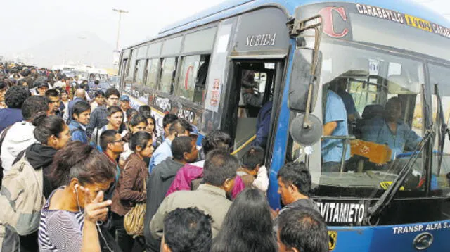 Largas colas se formaron para tomar los buses azules.