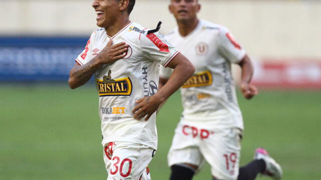 Ruidíaz corre, celebrando su gol que cerró la cuenta ante Sport Huancayo