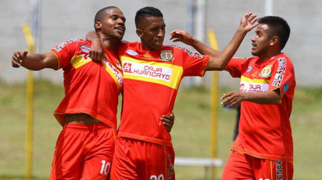 La celebración de Luis Perea con sus compañeros. Hizo un golazo.