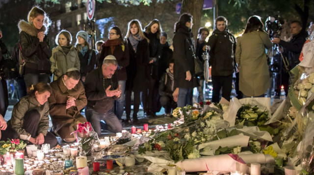 Los parisinos rinden homenaje a las víctimas.