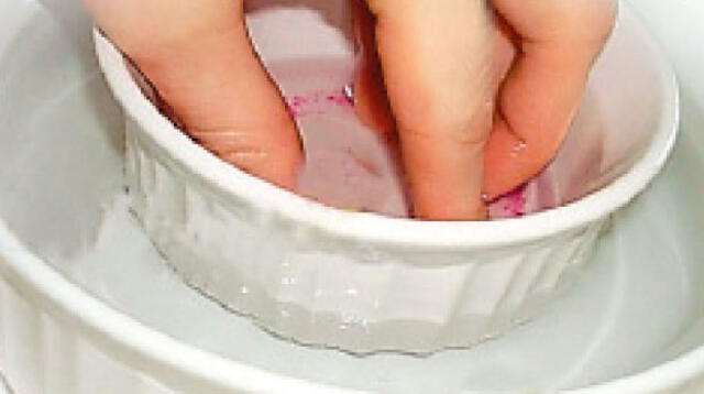 Pintar las uñas.