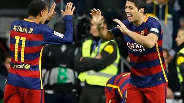 Los autores de los goles celebran el triunfo, Neymar y Luis Suárez 