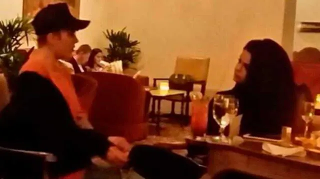 Justin Bieber y Selena Gómez en restaurante.