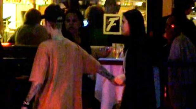 Selena Gómez y Justin Bieber en las calles de Beverly Hills.