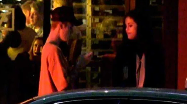 Selena Gómez y Justin Bieber en las calles de Beverly Hills.