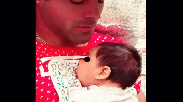 Sebastián Lizarzaburu cuida así a su hija Maia.