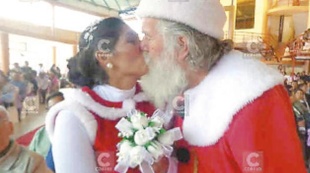 Papá Noel se robó el show en matrimonio comunitario de Chupaca.