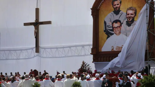 Miles de personas presenciaron la ceremonia de beatificación de los tres sacerdotes europeos.