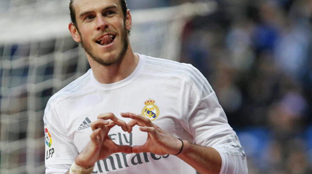 Bale celebra con un corazón uno de sus cuatro tantos en la portería del Rayo Vallecano.