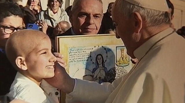 pequeña recibió la bendición del sumo pontífice que, señala, propició su sorprendente curación.