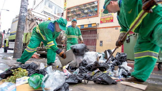 Obreros tuvieron una ardua labor de limpieza en toda la ciudad