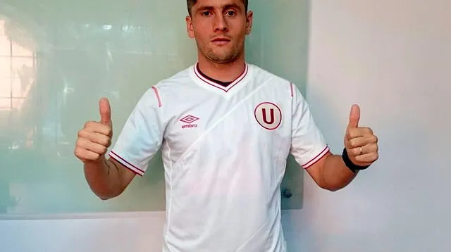 El jugador posó con la camiseta crema.