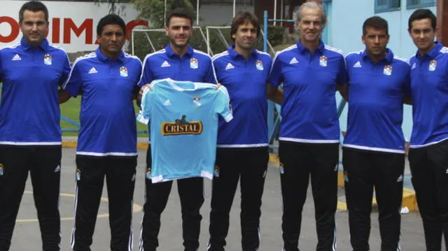 El flamante entrenador de los celestes y su comando técnico.