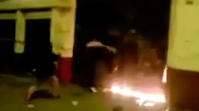 Captura del video que muestra la violencia desatada por un grupo de jóvenes. Se desconoce por ahora si los vándalos son estudiantes de la universidad Villarreal.
