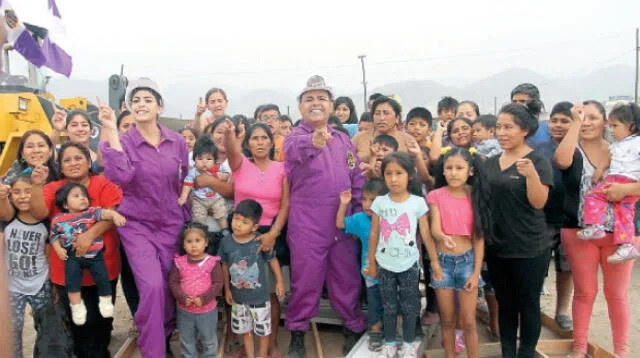 Milechi en obras sociales al lado de Andrés Hurtado.