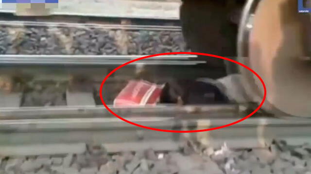La mujer salió sana y salva tras estar debajo del tren. 