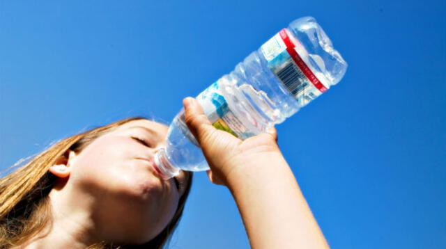 Personas con hipertensión deben tener cuidado con la cantidad de agua que toman diario.