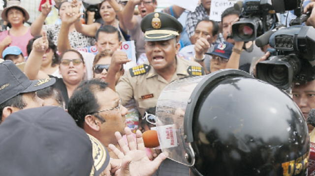 Custodios apelan a la fuerza para detener al suboficial Jorge Siapo Moreno. antes lo conminaron a que se quite el uniforme.