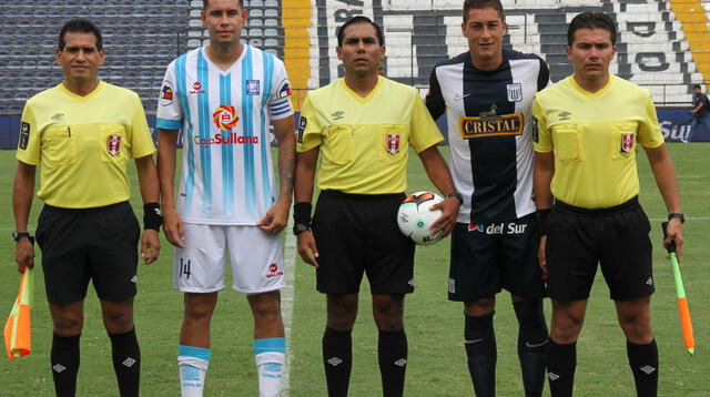 Capitanes y árbitros posando antes del encuentro.