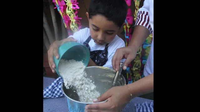 Luego pasa a los ingredientes secos y cernidos. Incorpora primero la harina.