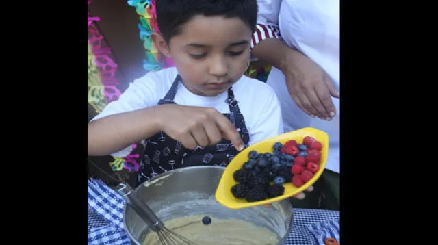 Agrega a la masa las frutas que desees. En este caso son arándonos.