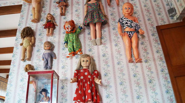 Muñecas de diversos países en el cuarto de las niñas.