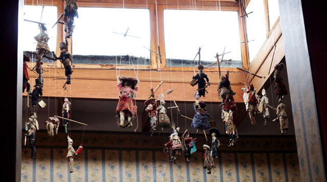 Marionetas colgantes hechas a mano.
