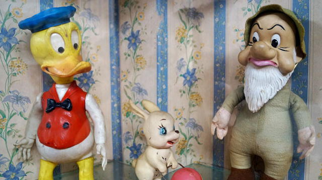 'Pato Donald' y 'Duende de blanca nieves' en vitrinas de donaciones extranjeras.