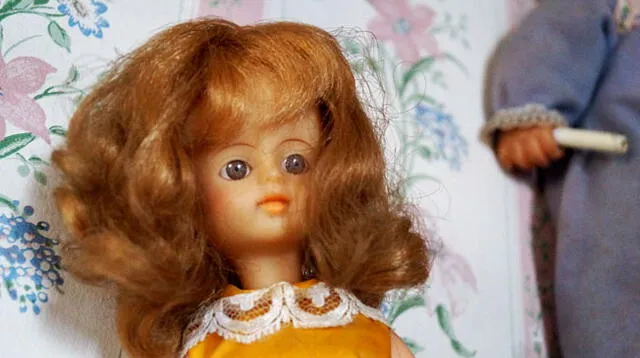 Muñeca 'Barbie' de la época con vestidos intercambiables