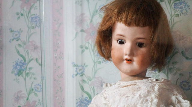 Muñeca francesa de porcelana fina.