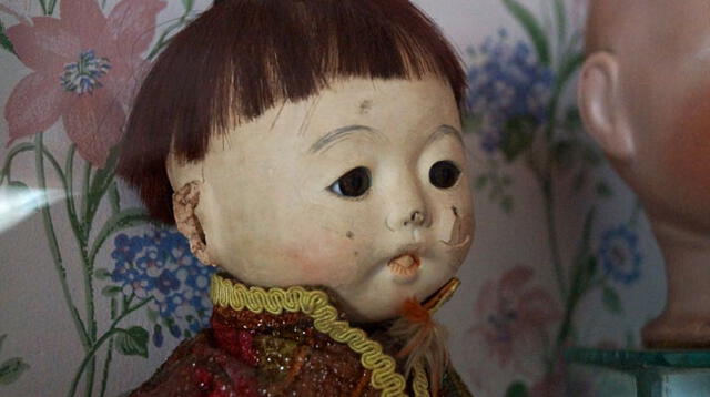 Muñeco asiático de porcelana fina.