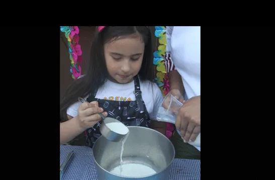 Primero vierte la leche en el ball.