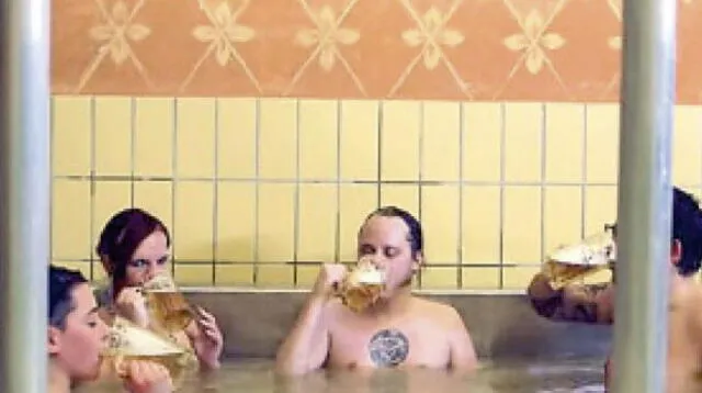 Alemanes nadan con ganas con olor a cerveza.