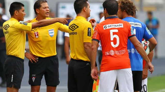 El árbitro Carrillo el día del polémico gol de Cachito Ramírez que evitó que alianza pierda el invicto ante Vallejo en el estadio Nacional.