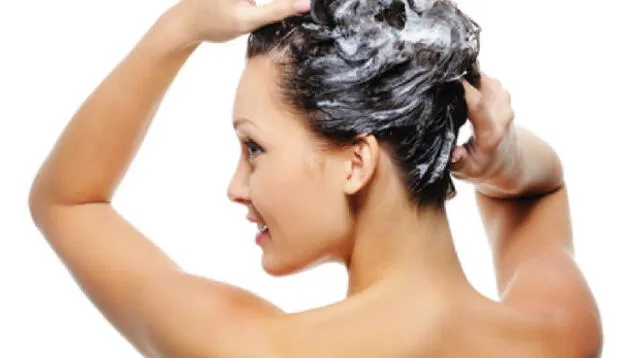 Cuando te apliques el shampoo masajea el cuero cabelludo para estimular la circulación.
