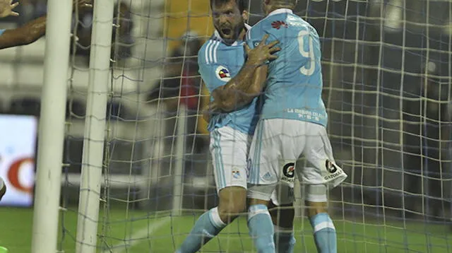 La celebración de Revoredo tras su gol que inauguró el marcador. Con él está Silva que también hizo un buen partido.