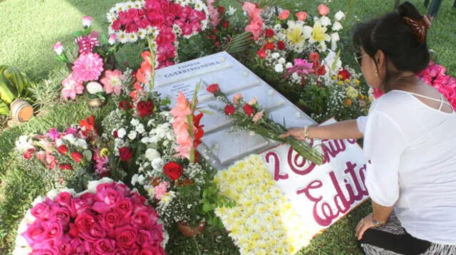 Fans llegaron al cementerio para visitar a su cantante preferida.