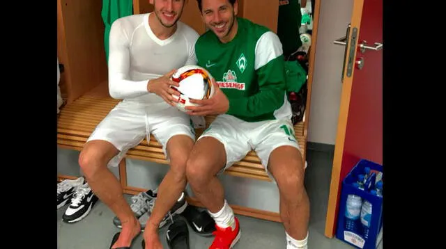 Pizarro junto al autor del primer gol Fin Bartels.