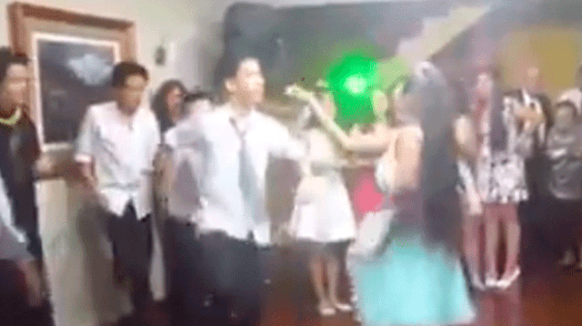 Los jóvenes se disputaban por bailar con la chica. 