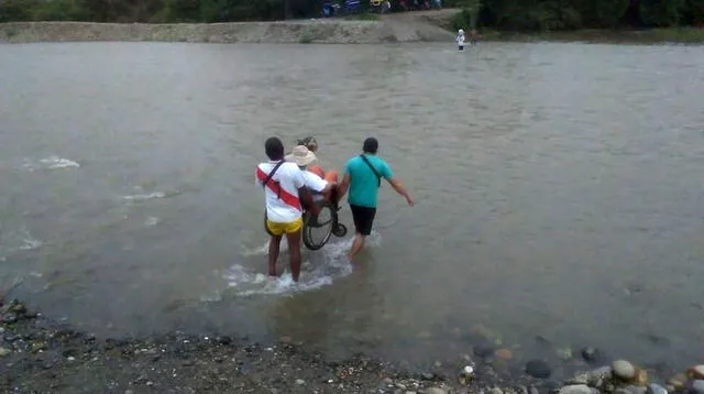 En Morropón, Piura, pobladores sufrieron para cruzar río.