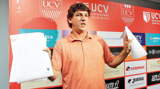 Con papel en mano muestra que recisión de contrato. FOTO: Jaime Mendoza