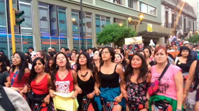Hijas de campesinas que no fueron esterilizadas en marcha contra Keiko Fujimori.