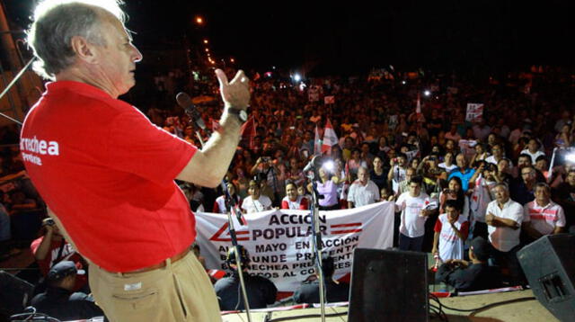 Alfredo Barnechea durante su visita en Tarapoto.