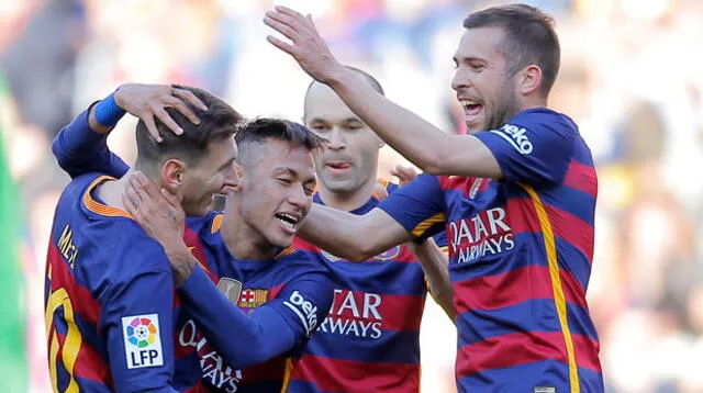 Lionel Messi recibe la felicitación de Neymar, Jordi Alba e Iniesta luego de conseguir el cuarto gol del triunfo contundente del líder de la liga española.