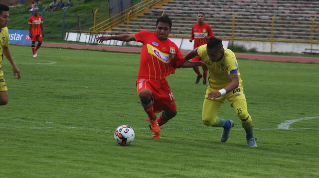 Lliuya se escapa a la marca. El volante anotó un golazo