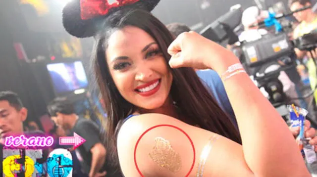 Guerrera mostró su nuevo tatuaje en vivo.