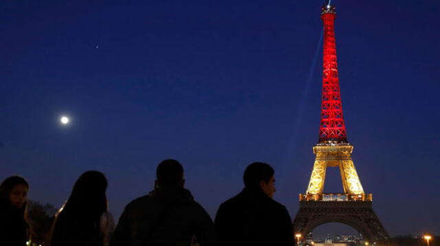 Torre Eiffel de 'viste' con los colores de Bélgica