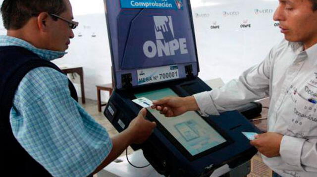 Capacitadores de la Onpe muestran como usar el voto electrónico  