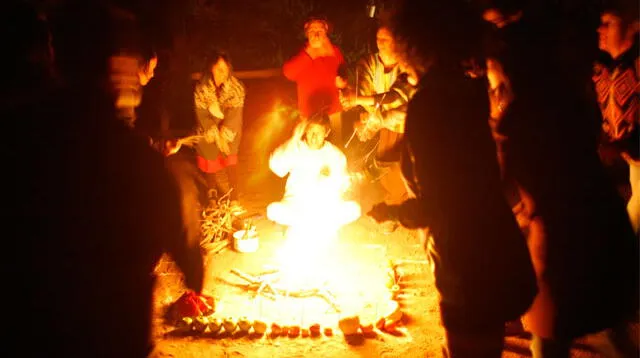 Los jóvenes comenzaron a rezar para combatir a la presencia maligna. 